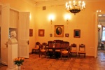 Просторный зал второго этажа, который занимал Александр Сергеевич с Натальей Николаевной, встретил белокотовцев мелодией полонеза.